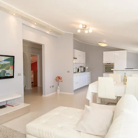 Dora Apartment *