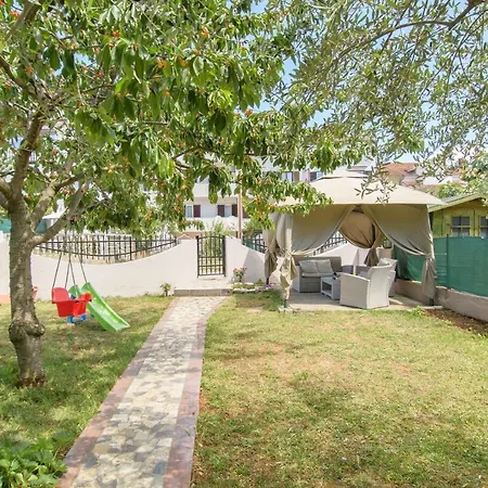 Apartment Dora *
