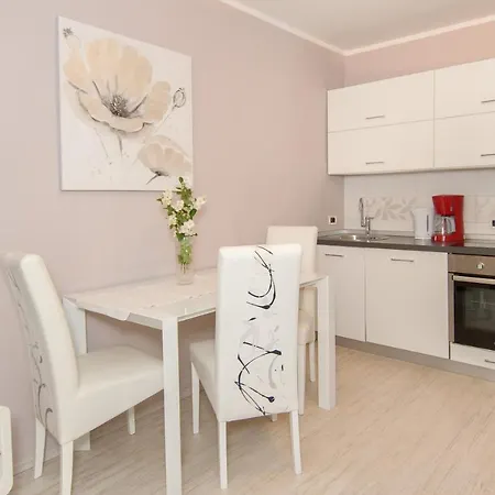 Dora Apartment *