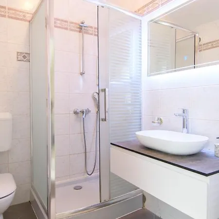 Dora Apartment *